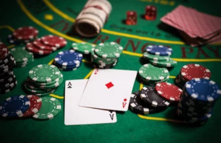 Alat bantu perencanaan anggaran dengan catatan dan kalkulator di samping smartphone