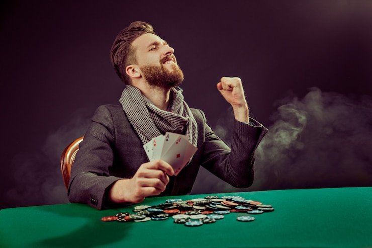 Ikon keamanan digital melindungi data dan transaksi pengguna saat bermain casino online