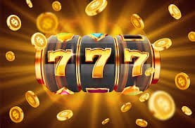 Dealer kasino langsung yang sedang melayani permainan baccarat secara live